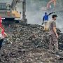 Walikota Eva Dwiana meninjau proses pemadaman api TPA Bakung pada, Kamis (19/10) || Foto: 5w1hindonesia.id