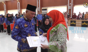 Eva Dwiana Berikan 86 SK Pensiun Untuk ASN