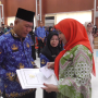 Walikota Eva Dwiana berikan SK pensiun dan bantuan dari KORPRI untuk pensiunan ASN pemkot Bandar Lampung || Foto: 5W1HINDONESIA.ID