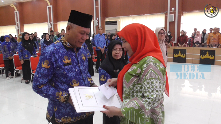 Walikota Eva Dwiana berikan SK pensiun dan bantuan dari KORPRI untuk pensiunan ASN pemkot Bandar Lampung || Foto: 5W1HINDONESIA.ID