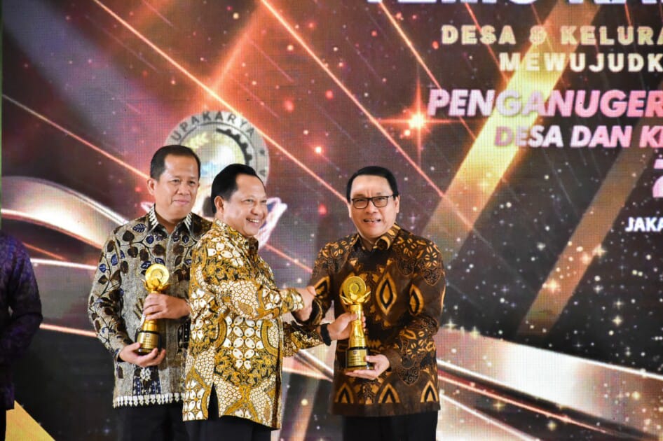 Wali Kota Metro, Wahdi saat menerima penghargaan Upakarya Wanua Nugraha tahun 2023 dari Menteri Dalam Negeri (Mendagri), Tito Karnavian di Hotel Discovery Ancol, Pademangan Jakarta || Foto: Istimewa