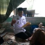 Wali Kota Metro, Wahdi beserta tim medis saat melakukan pengecekan terhadap kondisi Widya Apri Susanti (40), warga Metro penderita Gondok Beracun || Foto: Istimewa