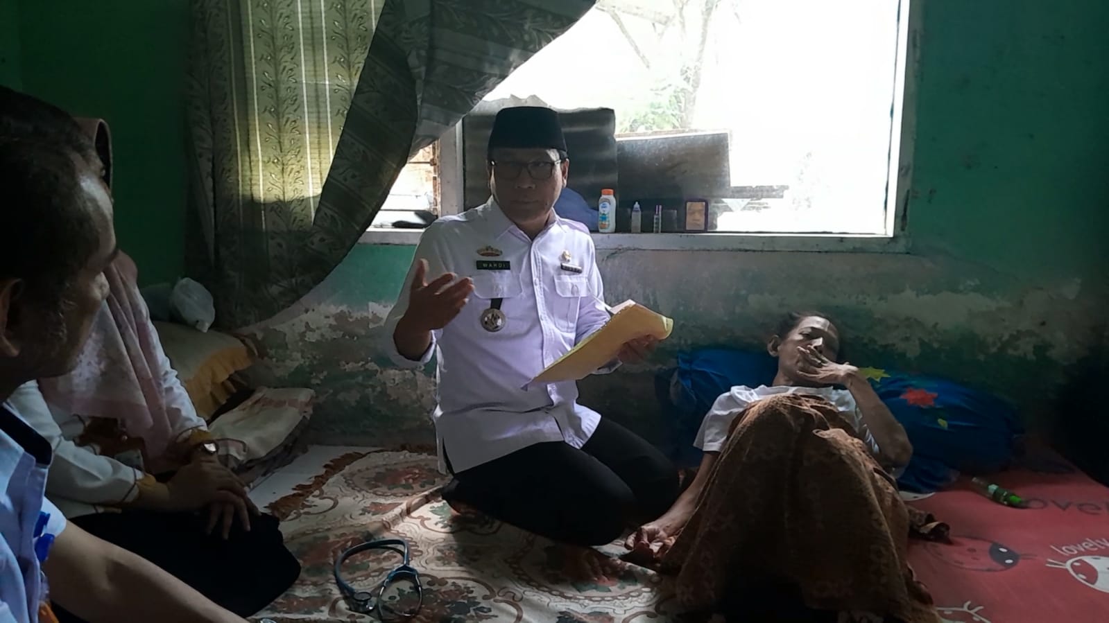 Wali Kota Metro, Wahdi beserta tim medis saat melakukan pengecekan terhadap kondisi Widya Apri Susanti (40), warga Metro penderita Gondok Beracun || Foto: Istimewa