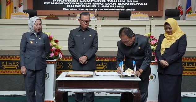 Sekdaprov Lampung Fahrizal Darminto, menghadiri rapat paripurna DPRD Provinsi Lampung dalam rangka laporan badan anggaran DPRD Provinsi Lampung terhadap KUA dan PPAS RAPBD Provinsi Lampung Tahun 2024 || Foto: Dinas Kominfo dan Statistik Provinsi Lampung