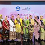 Bunda PAUD Provinsi Lampung Ibu Riana Sari Arinal menerima Penghargaan Wiyata Darma Madya Kategori Bunda PAUD Provinsi dari Kemendikbudristek pada puncak acara Apresiasi Bunda PAUD Tingkat Nasional Tahun 2023 || Foto: Adpim Pemprov Lampung