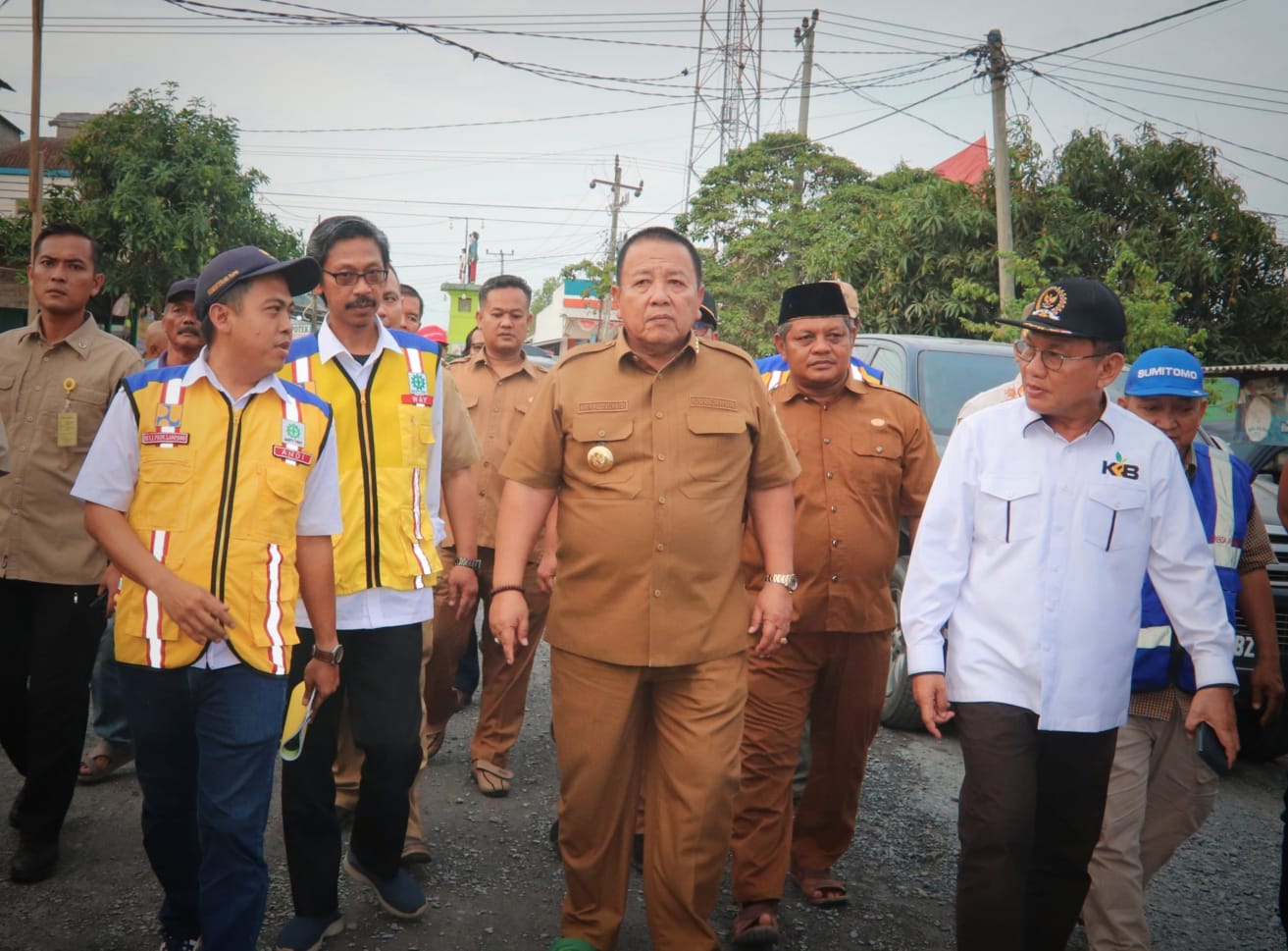 Gubernur Arinal Djunaidi meninjau perbaikan jalan di Kabupaten Tulang Bawang, Provinsi Lampung || Foto: Dinas Kominfotik Provinsi Lampung