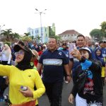 Gubernur Lampung Arinal Djunaidi bersama ribuan masyarakat memeriahkan jalan sehat dalam rangka Peringatan Hari Kesehatan Nasional (HKN) ke-59 || Foto: Adpim Pemprov Lampung