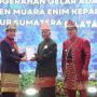 Pj Gubernur Sumsel Agus Fatoni dan Pj Ketua TP PKK Sumsel Tyas A. Fatoni mendapat gelar oleh Lembaga Adat dan Pemerintah Kabupaten serta masyarakat Kabupaten Muara Enim || Foto: Istimewa