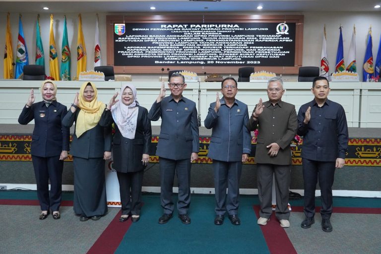 Sekdaprov Lampung Fahrizal Darminto menghadiri Rapat Paripurna Dewan Perwakilan Rakyat Daerah (DPRD) Provinsi Lampung Pembicaraan Tingkat II di Ruang Sidang DPRD Provinsi Lampung || Foto: Dinas Kominfotik Provinsi Lampung