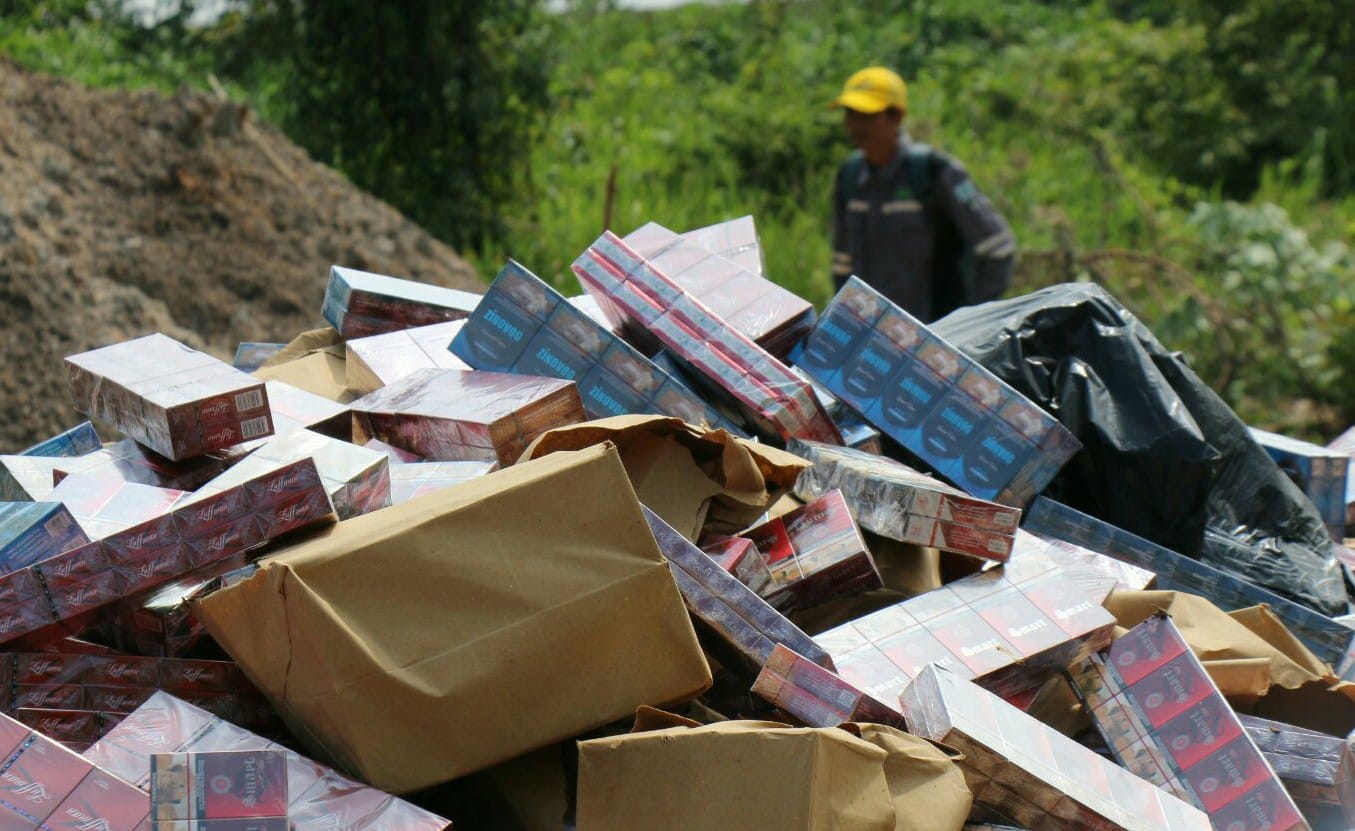 KPPBC TMP B Bandar Lampung melaksanakan pemusnahan puluhan juta batang hasil tembakau ilegal yang memiliki nilai barang sekitar Rp 36 miliar bertempat di Terbanggi Besar, Kabupaten Lampung Tengah || Foto: Istimewa