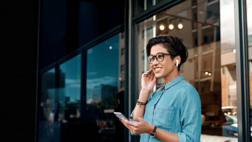TWS Earbuds dengan Deep Bass (Photo iStock) 5W1HINDONESIA.ID