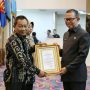Sekdaprov Lampung Fahrizal Darminto melepas Asisten 2 Bidang Perekonomian dan pembangunan Kusnardi dan Kepala Biro Kesejahteraan Rakyat Ria Andari yang telah memasuki masa Purna Bhakti || Foto: Adpim Pemprov Lampung