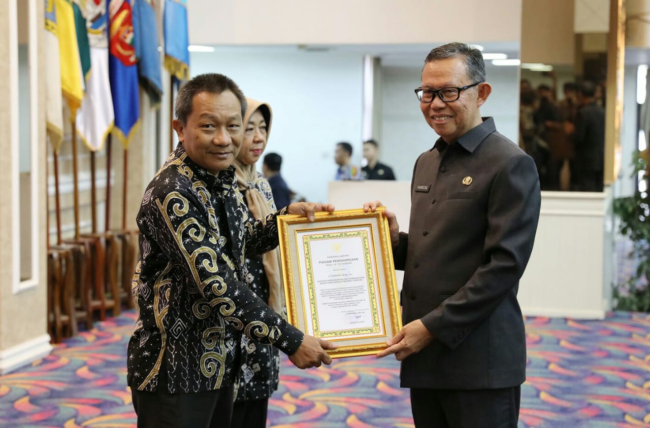 Sekdaprov Lampung Fahrizal Darminto melepas Asisten 2 Bidang Perekonomian dan pembangunan Kusnardi dan Kepala Biro Kesejahteraan Rakyat Ria Andari yang telah memasuki masa Purna Bhakti || Foto: Adpim Pemprov Lampung