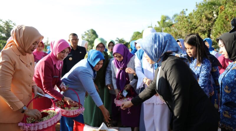 Ketua Dharma Wanita Provinsi Lampung,Mami Yani Fahrizal, mengikuti ziarah dan tabur bunga dalam rangka peringatan Hari Ibu Tahun 2023 || Foto: Adpim Pemprov Lampung