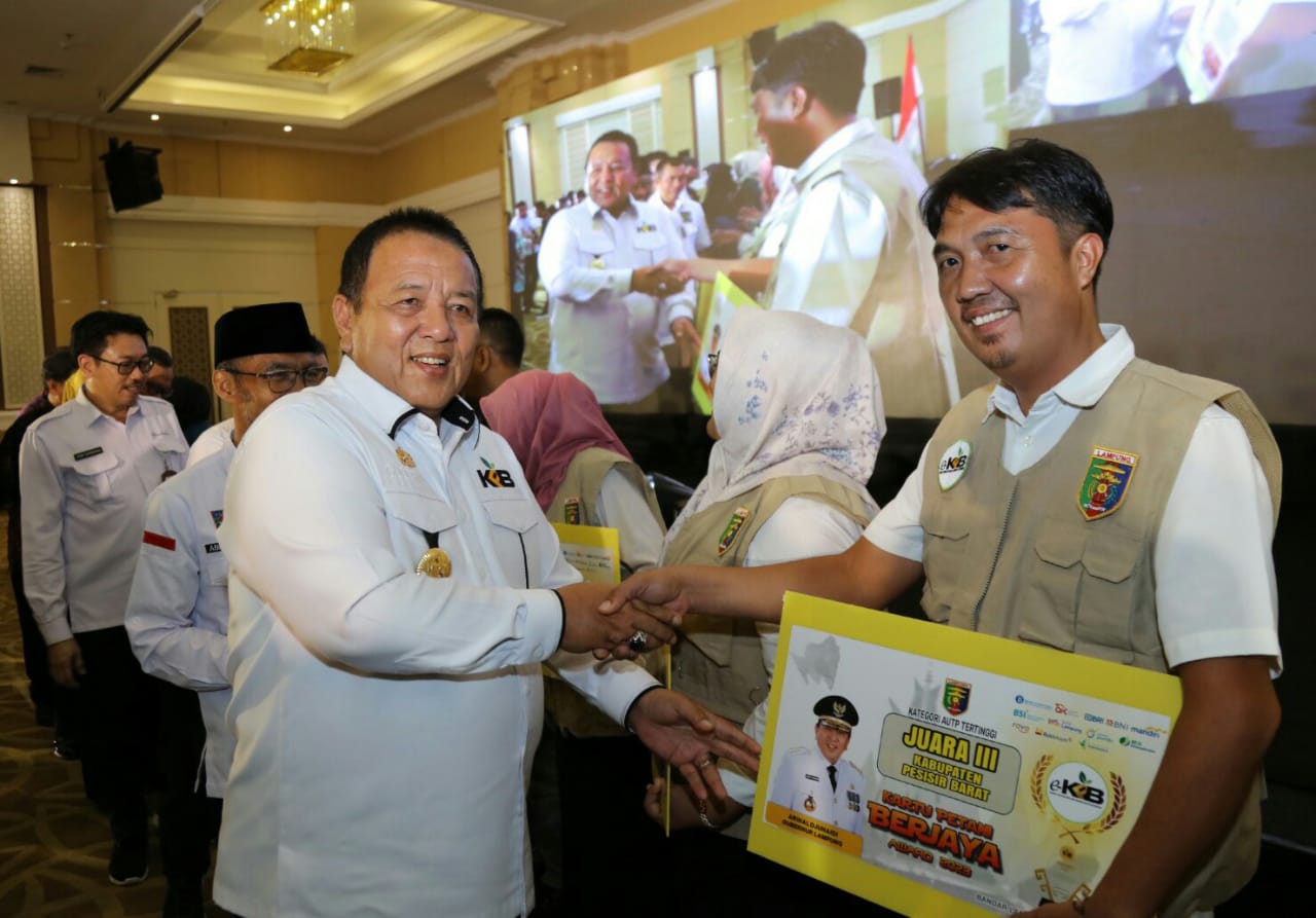 Gubernur Lampung Arinal Djunaidi memberikan Anugerah Kartu Petani Berjaya (KPB) Award Tahun 2023 || Foto: Adpim Pemprov Lampung