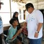 Salah seorang warga yang menerima bantuan kursi roda dari Gubernur Lampung Arinal Djunaidi terlihat bahagia || Foto: Adpim Pemprov Lampung