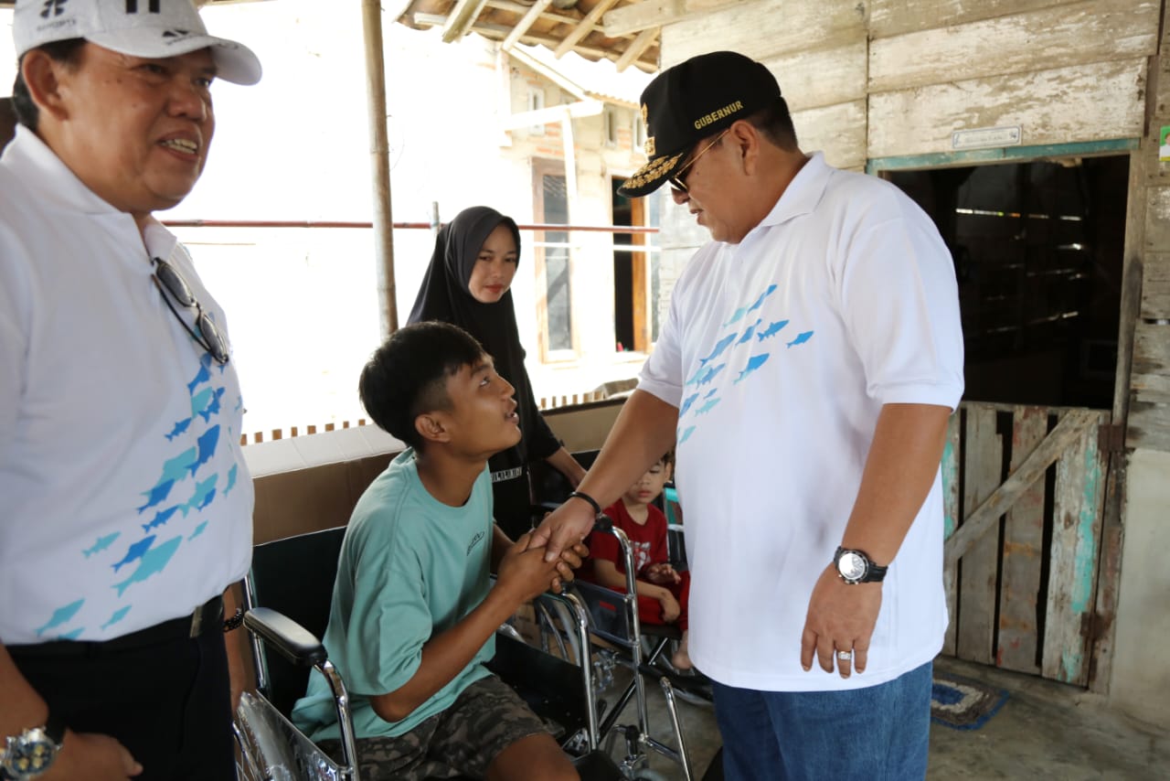 Salah seorang warga yang menerima bantuan kursi roda dari Gubernur Lampung Arinal Djunaidi terlihat bahagia || Foto: Adpim Pemprov Lampung