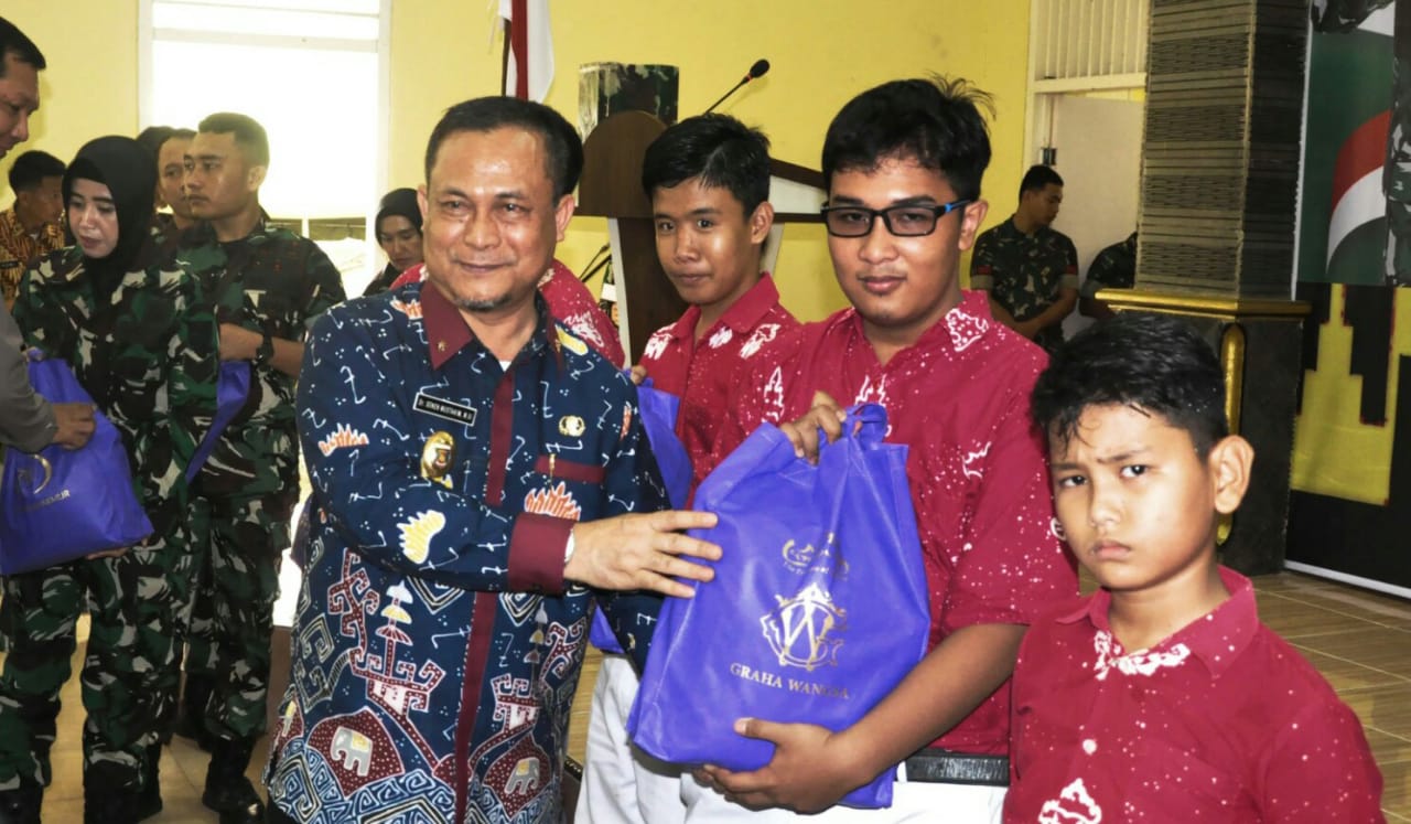 Asisten bidang Administrasi Umum Senen Mustakim, menghadiri acara Dapur Masuk Sekolah yang merupakan Program Unggulan Kodam II/Sriwijaya untuk menurunkan angka stunting || Foto: Adpim Pemprov Lampung