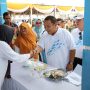 Gubernur Lampung Arinal Djunaidi makan ikan bersama masyarakat dalam acara puncak Hari Ikan Nasional ke-10 Provinsi Lampung, di Tempat Pelelangan Ikan (TPI) Kuala Penet || Foto: Adpim Pemprov Lampung