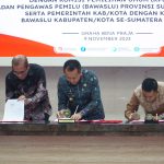 Pj Gubernur Sumsel Agus Fatoni bersama Ketua KPU RI dan Bawaslu Sumsel secara resmi menandatangani NPHD Dana Pilkada Tahun 2024 Provinsi dan Kabupaten/Kota || Foto: Istimewa