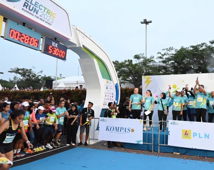 Direktur Utama PLN Darmawan Prasodjo (lima dari kanan), Wakil Komisaris Utama PLN Suahasil Nazara (dua dari kanan), beserta jajaran Komisaris dan Direksi PLN saat melepas ribuan pelari kategori 10 kilometer pada ajang PLN Electric Run 2023 di Scientia Square Park, Serpong, Tangerang pada Minggu (10/12/2023) || Foto: Istimewa