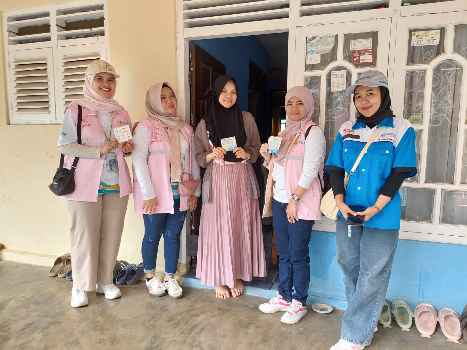 Srikandi PLN melaksanakan sosialisasi tentang Tips Listrik Nyaman Jelang Natal dan Tahun Baru (Nataru) kepada pelanggan PLN di Bandar Lampung || Foto: Istimewa