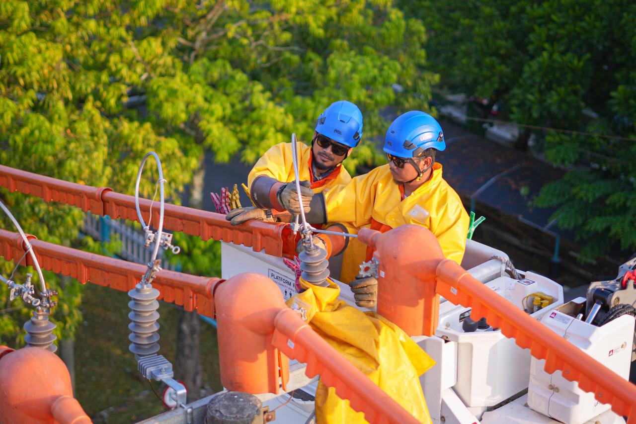 PLN memajukan jadwal pemeliharaan jaringan listrik sebelum masa siaga untuk memastikan masyarakat dapat merayakan Natal dan tahun baru secara nyaman || Foto: PLN