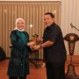 Menteri Ketenagakerjaan Republik Indonesia Ida Fauziyah, saat menyerahkan penghargaan Indonesian Migrant Worker Award Tahun 2023 kepada Gubernur Lampung Arinal Djunaidi || Foto: Adpim Pemprov Lampung