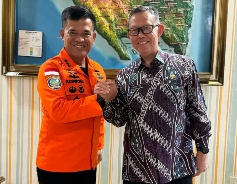 Sekdaprov Lampung Fahrizal Darminto mendampingi Kepala Basarnas, Marsekal Madya TNI Kusworo dalam rangka Peninjauan Posko Siaga Nataru 2024 || Foto: Dinas Kominfotik Provinsi Lampung