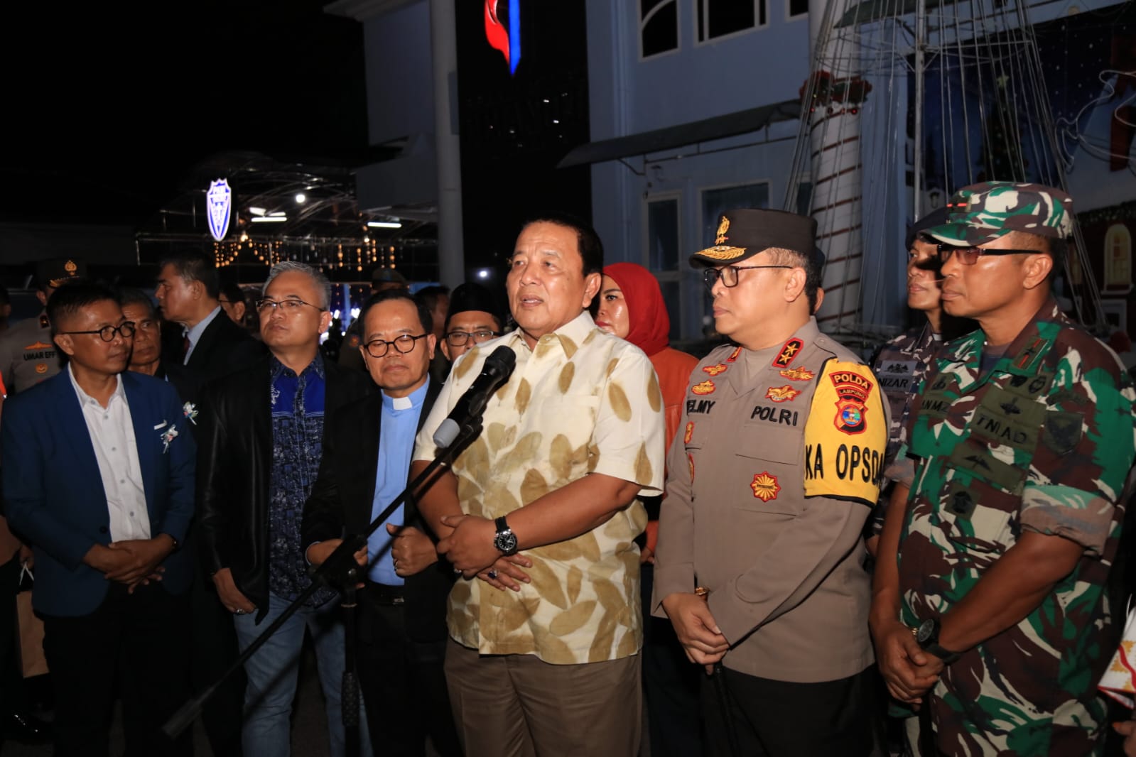 Gubernur Lampung Arinal Djunaidi bersama Forkopimda Provinsi Lampung dan Wali Kota Bandar Lampung Eva Dwiana meninjau Misa Malam Natal, di sejumlah gereja di Bandar Lampung || Foto: Adpim Pemprov Lampung