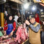 Pj Gubernur Sumsel Agus Fatoni melakukan sidak pasar guna memastikan stok dan kondisi harga bahan pokok menjelang Natal dan Tahun Baru (Nataru) 2024 || Foto: Istimewa