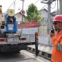 Tim PDKB sedang berkoordinasi sebelum melakukan pekerjaan pemeliharaan di depan Gereja Katedral Tanjung Karang || Foto: Istimewa