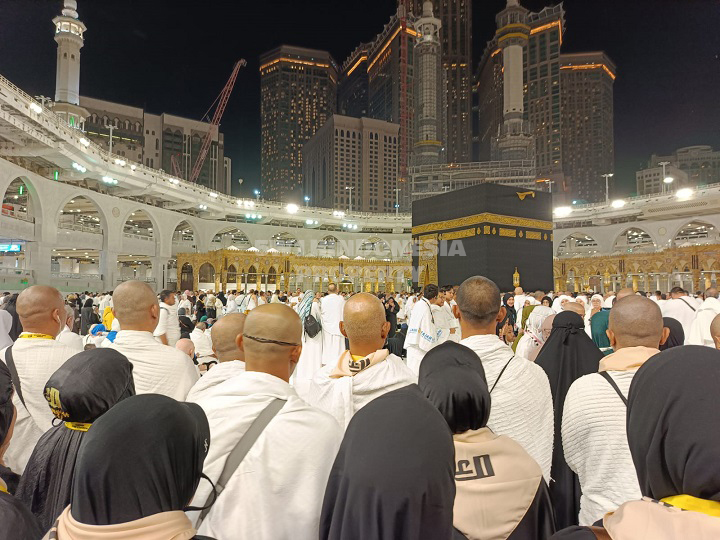 Jamaah umroh menghadap Ka'bah untuk berdoa terakhir kalinya || Foto: 5W1HINDONESIA.ID