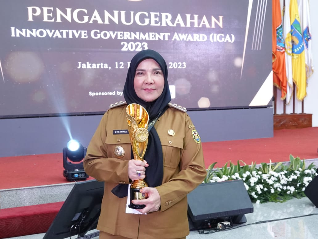 Walikota Eva Dwiana menerima penghargaan IGA 2023 sebagai kota terinovatif | Foto: Istimewa