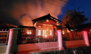 Tinjau Lokasi Kebakaran Korpri, Walikota Eva Dwiana Beri Bantuan Rp 100 Juta