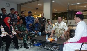 Walikota Eva Dwiana Tinjau Kegiatan Malam Misa Natal 2023 di Bandar Lampung