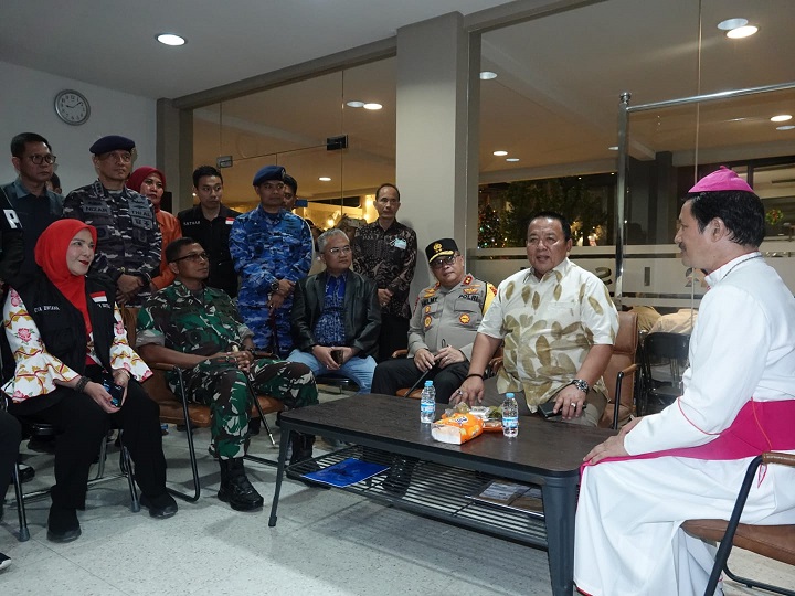 Walikota Eva Dwiana mendampingi Gubernur Arinal Djunaidi meninjau kegiatan Malam Misa Natal 2023 || Foto: Istimewa || 5W1HINDONESIA.ID
