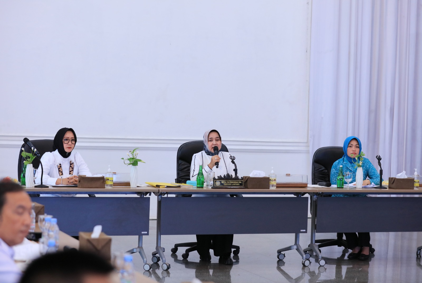 Ketua TP PKK Ibu Riana Sari Arinal saat memimpin Rapat Koordinasi antar Organisasi, di Mahan Agung, Bandar Lampung || Foto: Adpim Pemprov Lampung