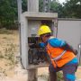 Petugas Pelayanan Teknik PLN melakukan penyalaan gardu listrik pasca banjir di Desa Harapan Jaya Kabupaten Mesuji || Foto: PLN UID Lampung