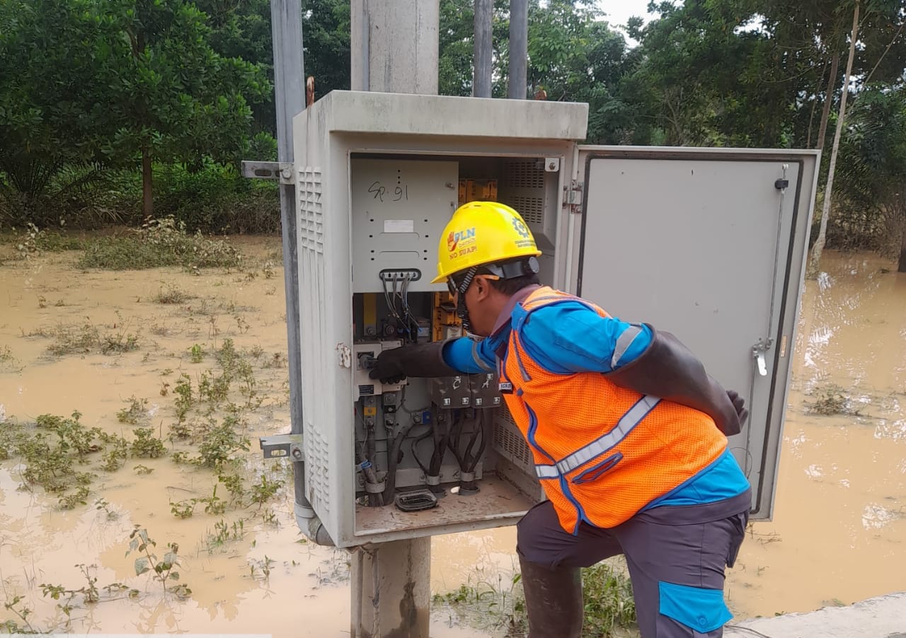 Petugas Pelayanan Teknik PLN melakukan penyalaan gardu listrik pasca banjir di Desa Harapan Jaya Kabupaten Mesuji || Foto: PLN UID Lampung
