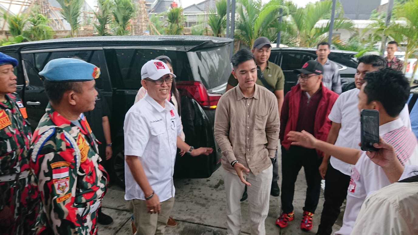 Ketua Umum DPP Partai Solidaritas Indonesia (PSI) Kaesang Pangarep didampingi istri, Erina Gudono melaksanakan kunjungan ke Provinsi Lampung || Foto: 5W1HIndonesia.id
