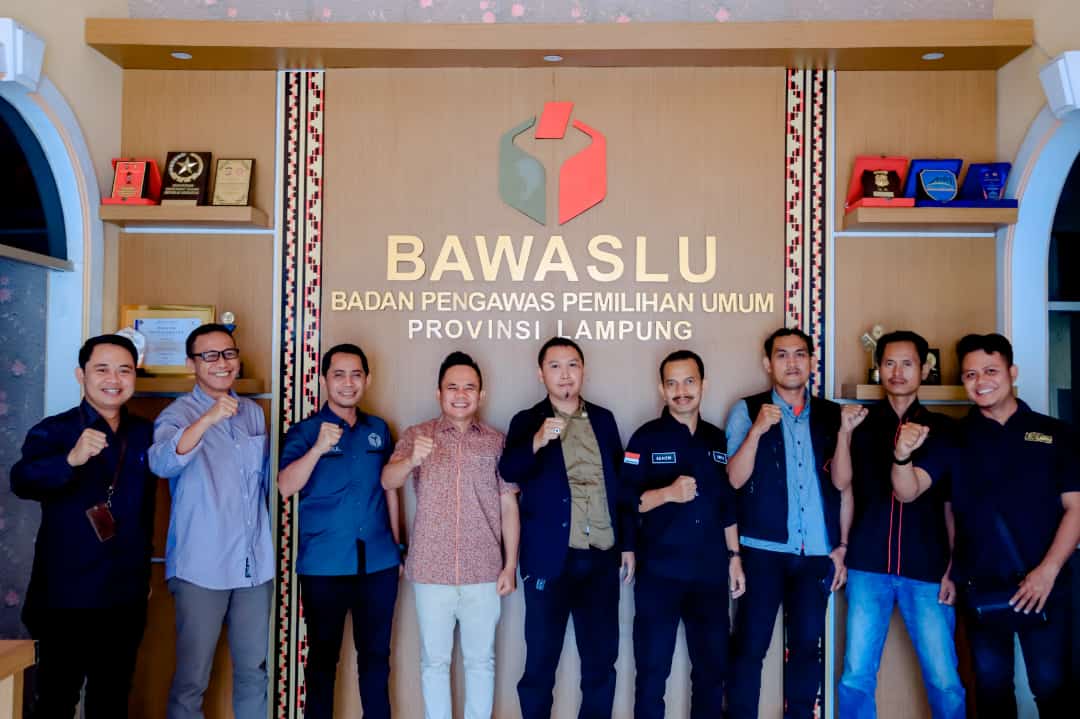 Pengurus SMSI Provinsi Lampung menyambangi kantor Bawaslu Lampung, sekaligus membahas terkait pemantau pemilu yang akan digelar 14 Februari 2024 || Foto: Istimewa