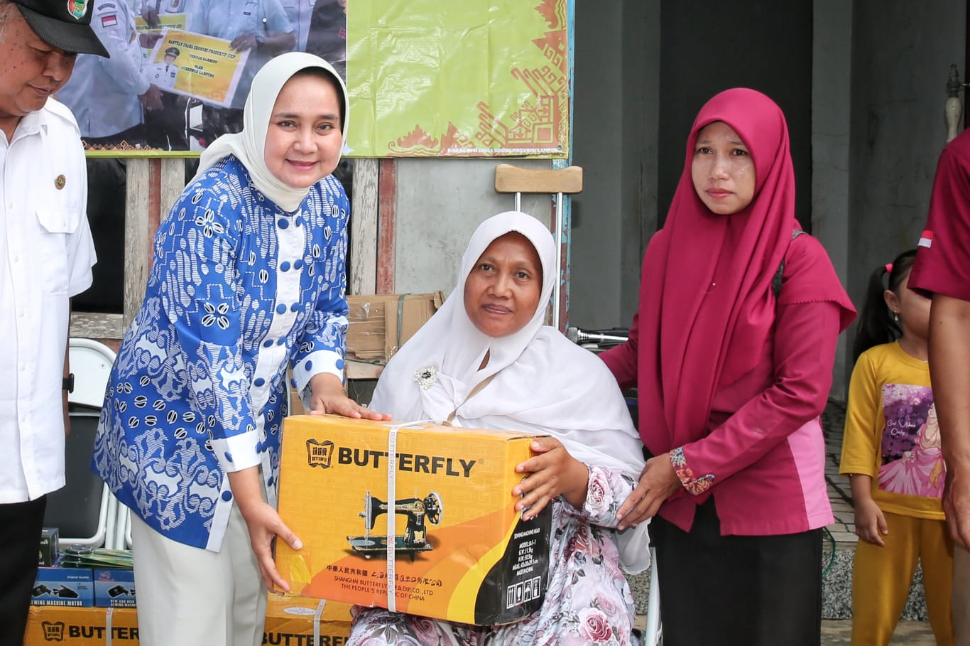 Ketua Tim Penggerak PKK Provinsi Lampung Ibu Riana Sari Arinal menyerahkan bantuan peralatan mesin jahit kepada Kelompok Usaha Ekonomi Produktif (UEP) Rejo Maju Bersama di Desa Trimulyo, Kecamatan Tegineneng, Pesawaran || Foto: Adpim Pemprov Lampung