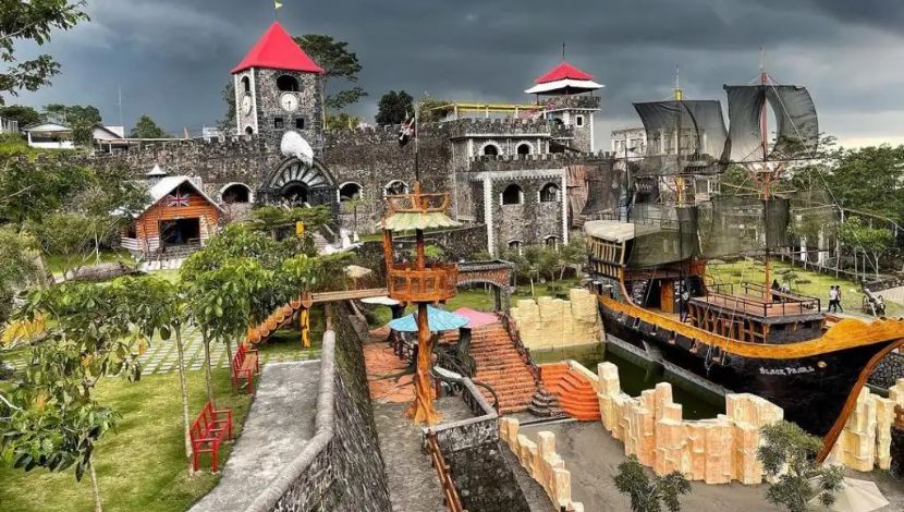 The Lost World Castle (Photo Traveloka) 5W1HINDONESIA.ID
