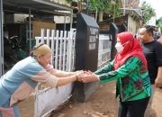 Mayor Eva Dwiana interacts with flood-affected residents in Bandar Lampung || Photo: Instagram @evadwiana