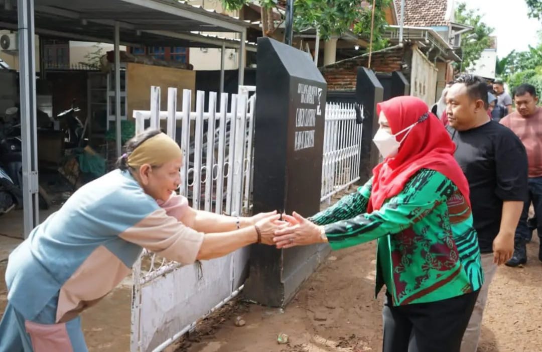 Mayor Eva Dwiana interacts with flood-affected residents in Bandar Lampung || Photo: Instagram @evadwiana
