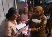 Walikota Eva Dwiana Salurkan Bantuan Uang Tunai dan Beras 5kg Untuk Warga Terdampak Banjir