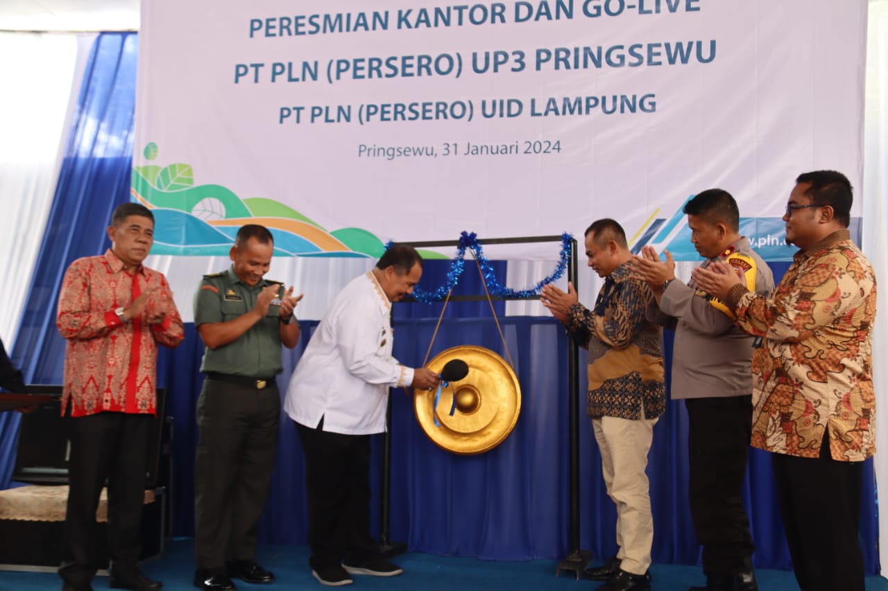 Pemukulan gong oleh Waskito selaku Staf Ahli Bupati Pringsewu dan Forkopimda bersama GM PLN UID Lampung sebagai tanda resmi beroperasinya PLN UP3 Pringsewu || Foto: Istimewa