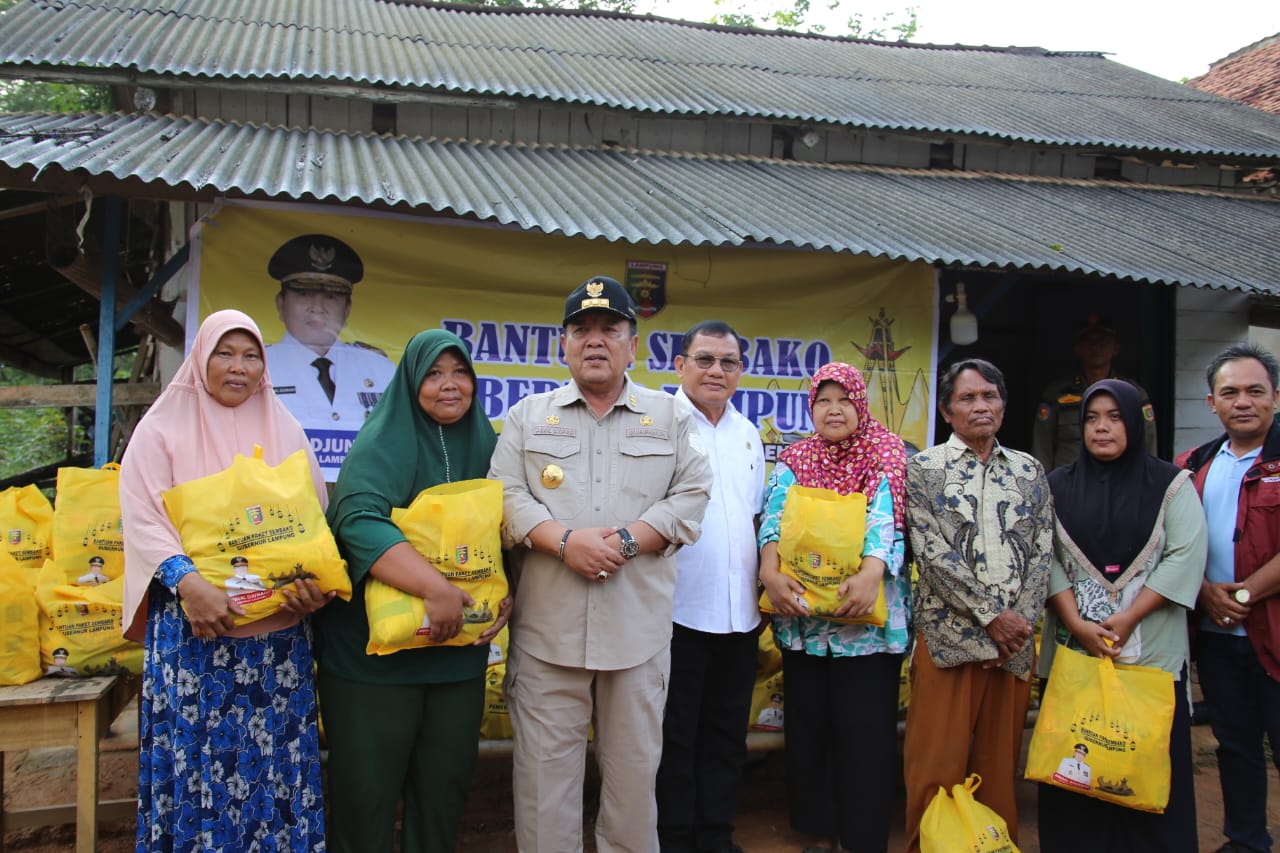 Gubernur Lampung Arinal Djunaidi berdialog dan memberikan bantuan sosial kepada masyarakat Desa Berasan Makmur, Kecamatan Tanjung Raya, Kabupaten Mesuji || Foto: Adpim Pemprov Lampung