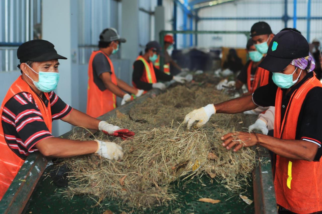 PLN melibatkan masyarakat sekitar Tempat Pembuangan Sampah Akhir (TPSA) Bagendung, Cilegon, Banten, untuk melakukan pemilahan sampah sebelum diproses menjadi Bahan Bakar Jumputan Padat untuk subtitusi batu bara atau co-firing di PLTU yang berlokasi di Provinsi Banten || Foto: Istimewa